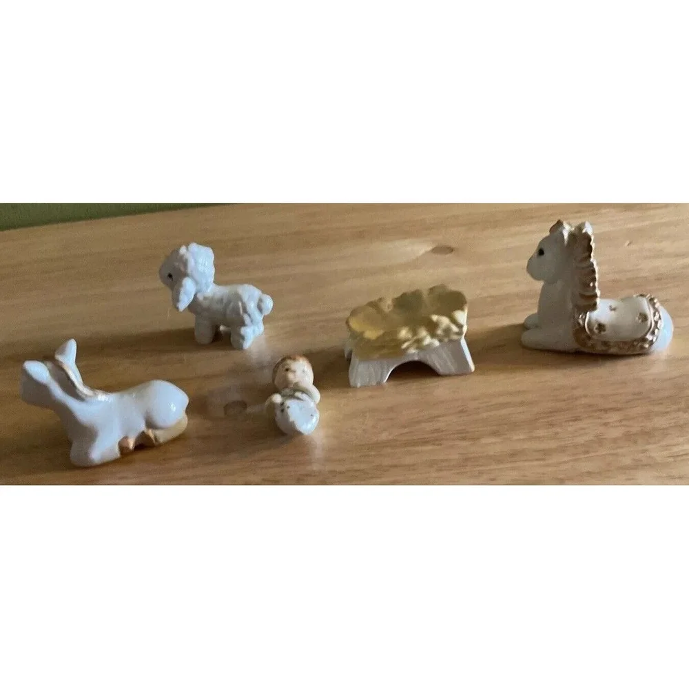 Ceramic‎ Nativity Set Small, 10 Pieces, Unbranded, White And Gold,